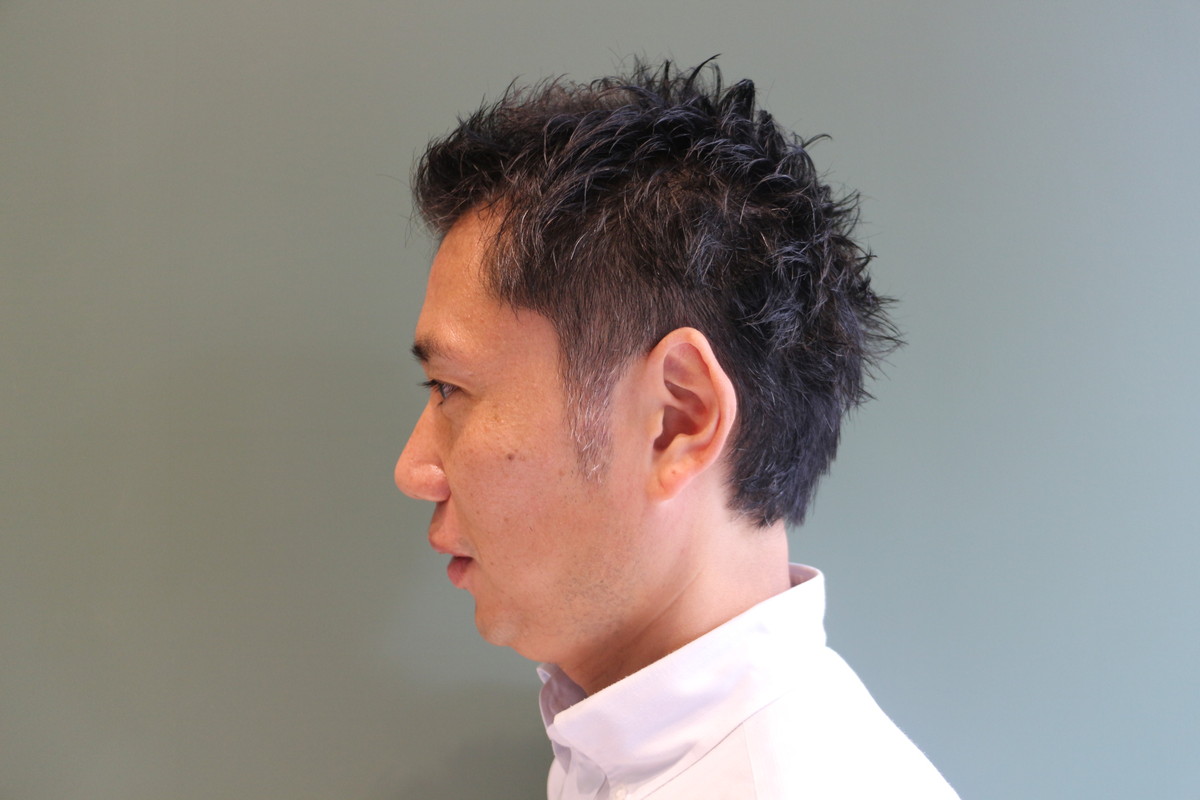 サイドは、こめかみラインくらいまでの刈り上げで、耳まわり、顔まわりスッキリ!