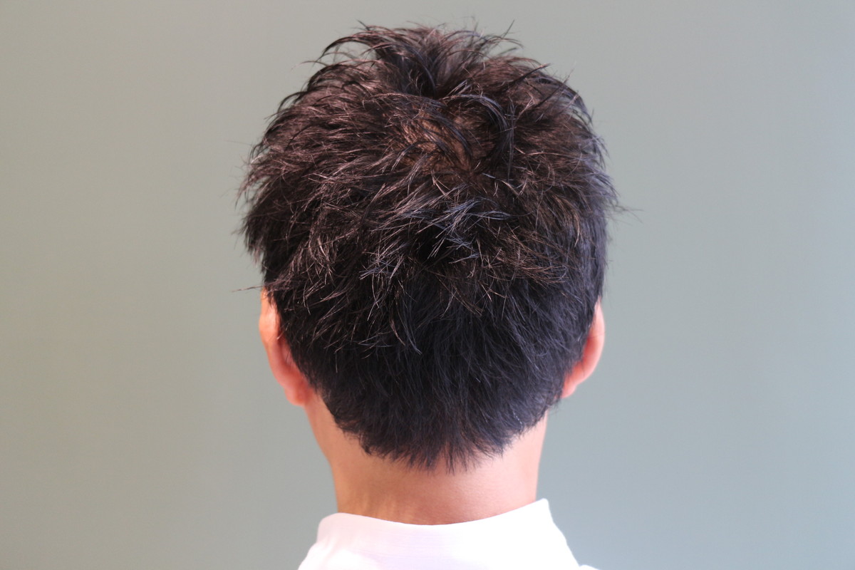 前髪をあげれるくらいの長さにcutし、動かしやすく、毛量調整を。